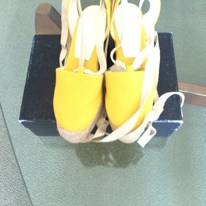 1 pair yellow and tan espadrille